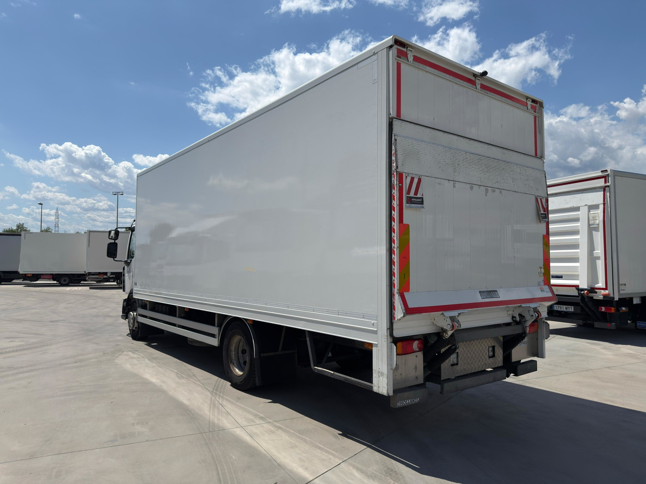 RENAULT D E6 (VAN) - Dobozos felépítményű teherautó: 3 kép. RENAULT D E6 (VAN) - Dobozos felépítményű teherautó: 3 kép.
