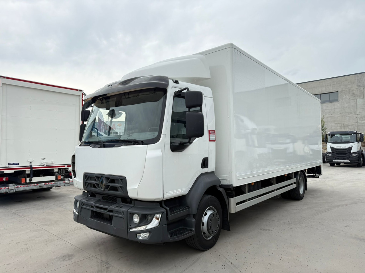RENAULT D E6 (VAN) - Dobozos felépítményű teherautó: 1 kép. RENAULT D E6 (VAN) - Dobozos felépítményű teherautó: 1 kép.