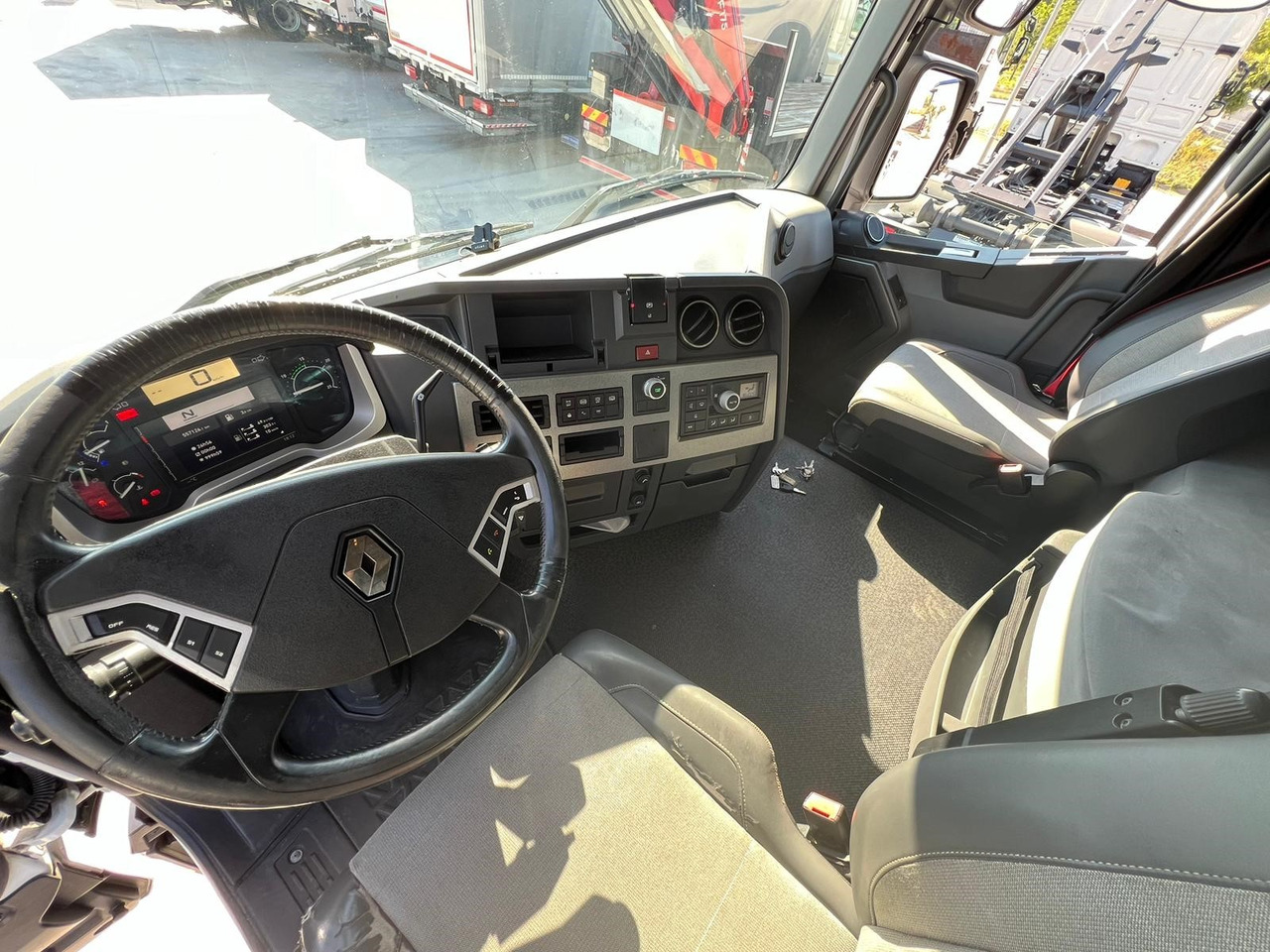 RENAULT T430 E6 (Tauliner) - Ponyvás teherautó: 5 kép. RENAULT T430 E6 (Tauliner) - Ponyvás teherautó: 5 kép.