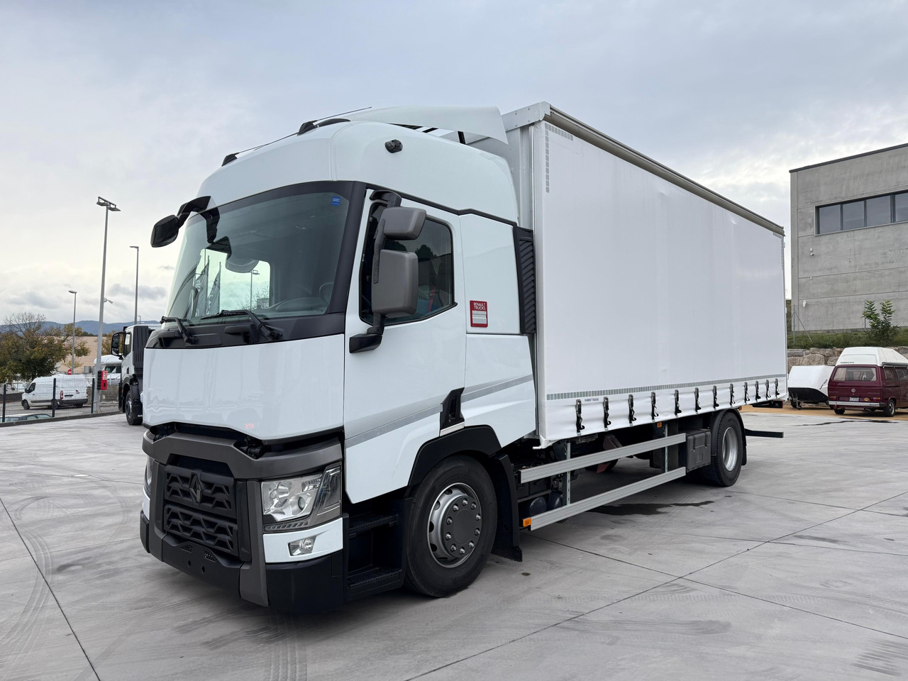 RENAULT T430 E6 (Tauliner) - Ponyvás teherautó: 1 kép. RENAULT T430 E6 (Tauliner) - Ponyvás teherautó: 1 kép.