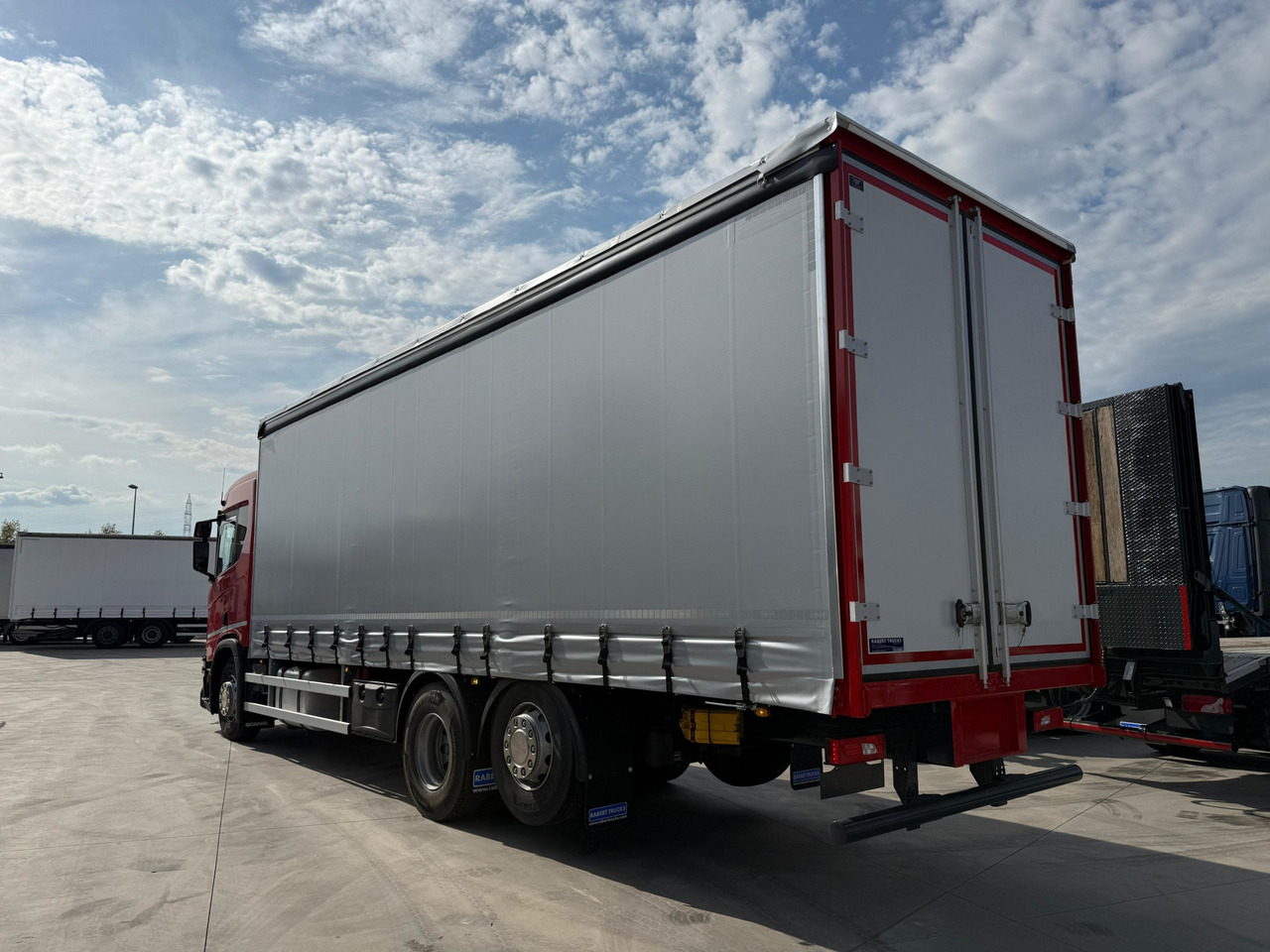 SCANIA R450 E6 (Tauliner) - Ponyvás teherautó: 4 kép. SCANIA R450 E6 (Tauliner) - Ponyvás teherautó: 4 kép.