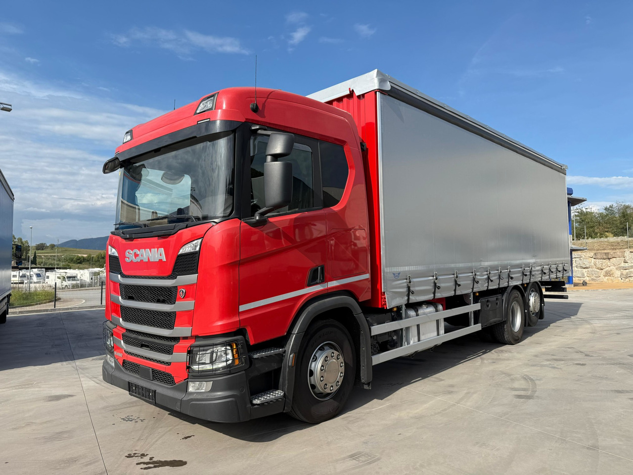 SCANIA R450 E6 (Tauliner) - Ponyvás teherautó: 1 kép. SCANIA R450 E6 (Tauliner) - Ponyvás teherautó: 1 kép.