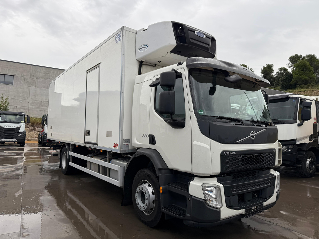 VOLVO FE320 E6 (Refrigerator) - Hűtős teherautó: 2 kép. VOLVO FE320 E6 (Refrigerator) - Hűtős teherautó: 2 kép.