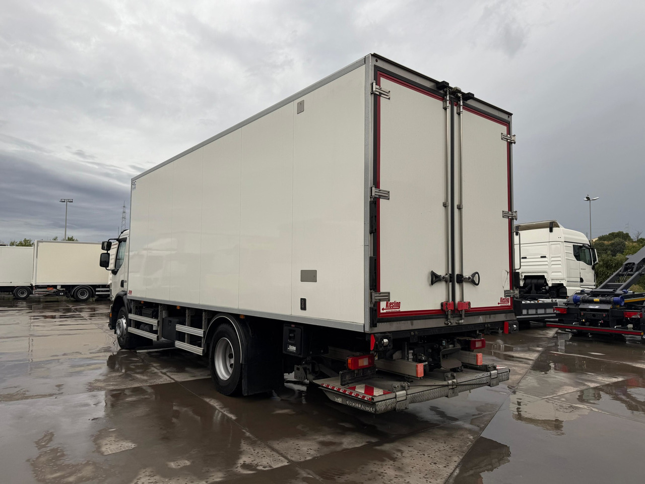 VOLVO FE320 E6 (Refrigerator) - Hűtős teherautó: 3 kép. VOLVO FE320 E6 (Refrigerator) - Hűtős teherautó: 3 kép.