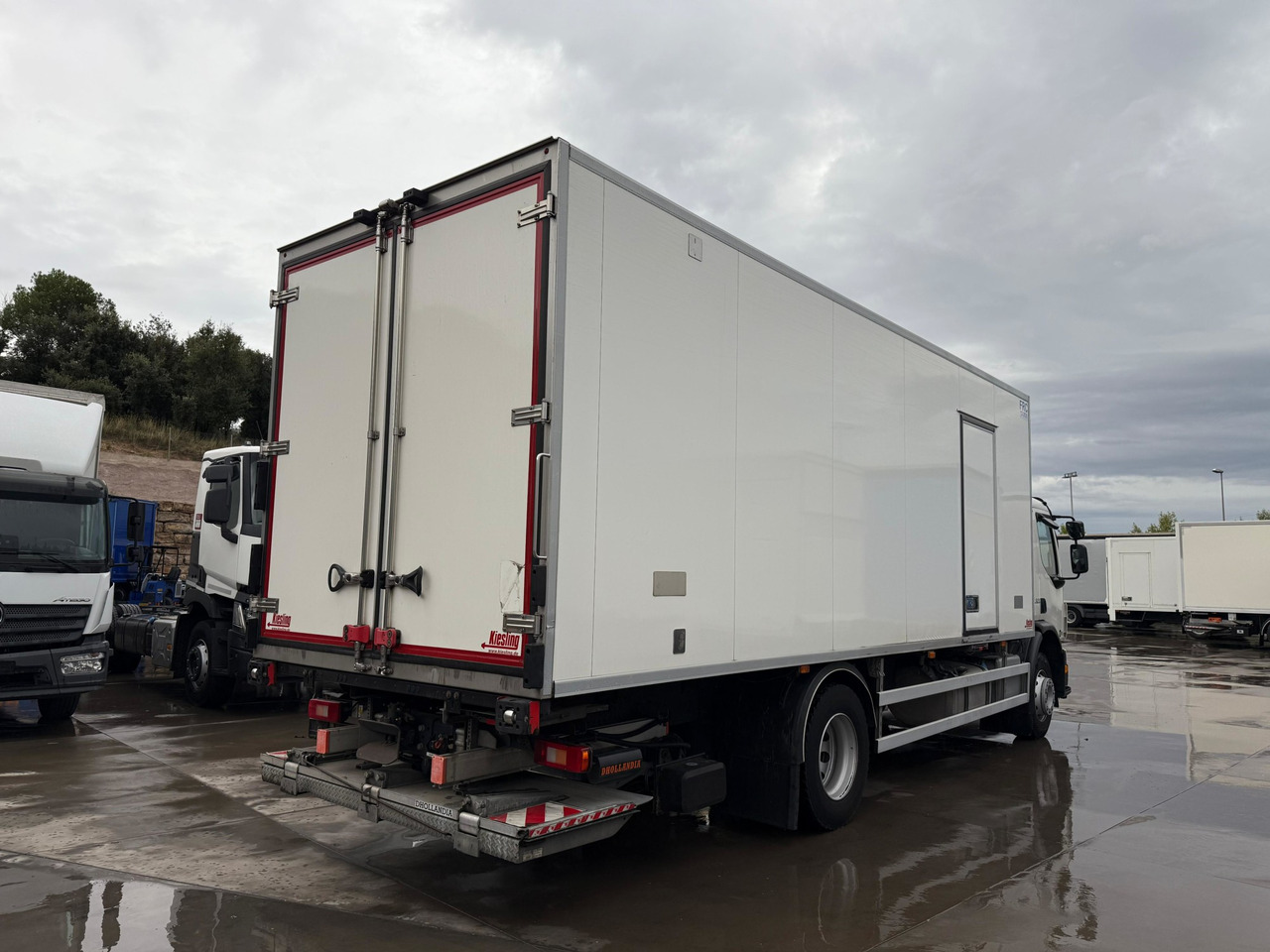 VOLVO FE320 E6 (Refrigerator) - Hűtős teherautó: 4 kép. VOLVO FE320 E6 (Refrigerator) - Hűtős teherautó: 4 kép.