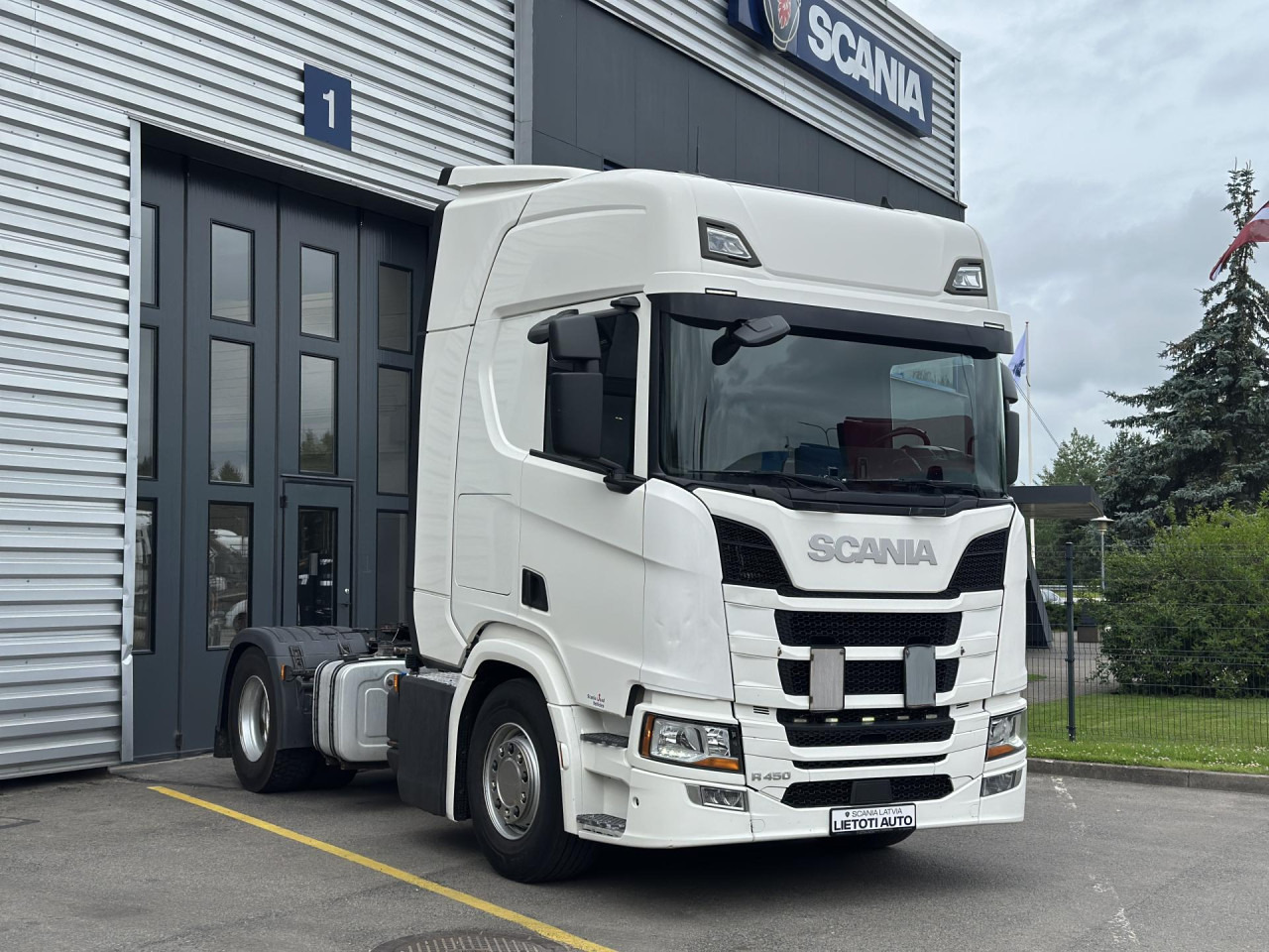 SCANIA R 450 A4x2NA - Nyergesvontató: 1 kép. SCANIA R 450 A4x2NA - Nyergesvontató: 1 kép.