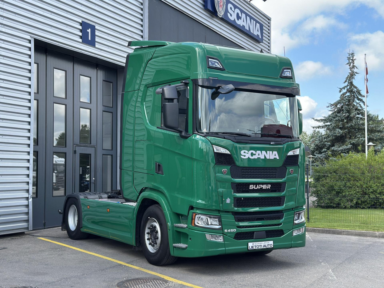 SCANIA S 450 A4x2NB - Nyergesvontató: 1 kép. SCANIA S 450 A4x2NB - Nyergesvontató: 1 kép.