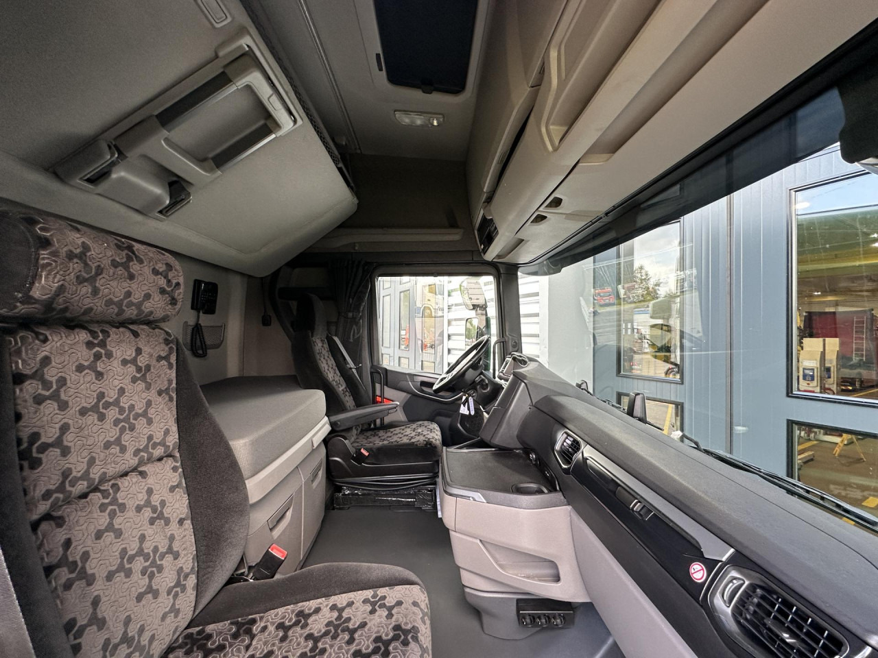 SCANIA S 450 A4x2NB - Nyergesvontató: 2 kép. SCANIA S 450 A4x2NB - Nyergesvontató: 2 kép.