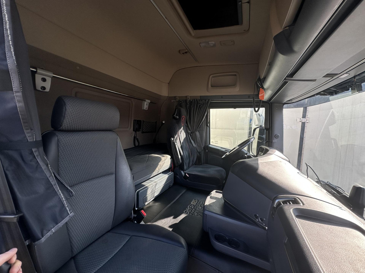SCANIA G 410 LB4x2MNB - Alvaz teherautó: 2 kép. SCANIA G 410 LB4x2MNB - Alvaz teherautó: 2 kép.