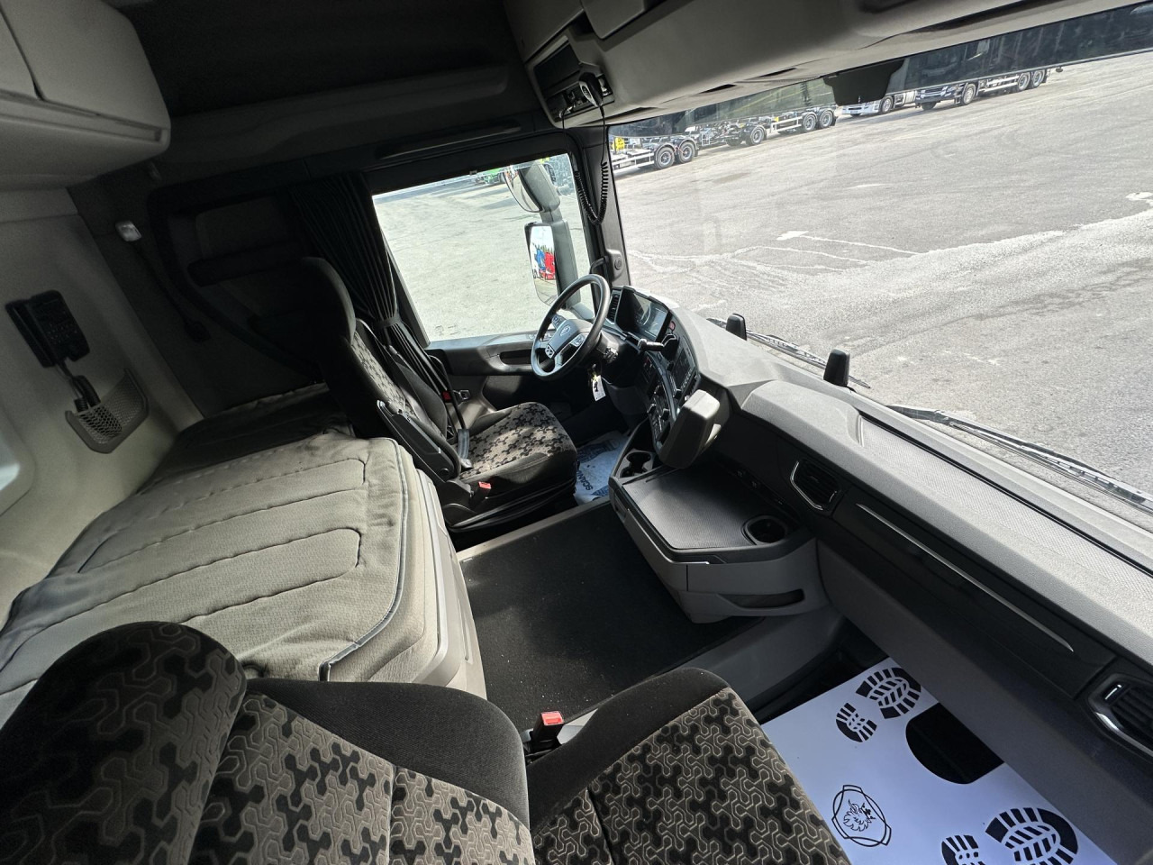 SCANIA R 450 B6x4HA - Cserefelépítményes teherautó: 2 kép. SCANIA R 450 B6x4HA - Cserefelépítményes teherautó: 2 kép.