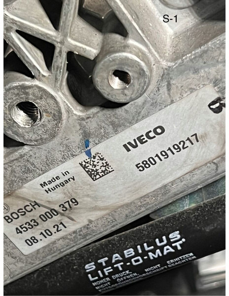 Iveco S-WAY - Kormányoszlop: 4 kép. Iveco S-WAY - Kormányoszlop: 4 kép.