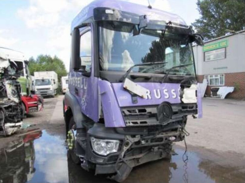 Mercedes-Benz - Nyergesvontató: 1 kép. Mercedes-Benz - Nyergesvontató: 1 kép.