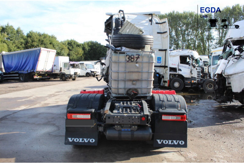 Volvo FH Turbocompound - Nyergesvontató: 2 kép. Volvo FH Turbocompound - Nyergesvontató: 2 kép.