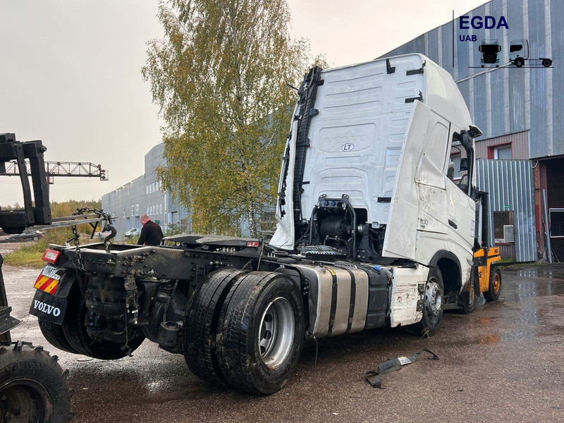 Volvo FH aero 500 I - Save - Nyergesvontató: 2 kép. Volvo FH aero 500 I - Save - Nyergesvontató: 2 kép.