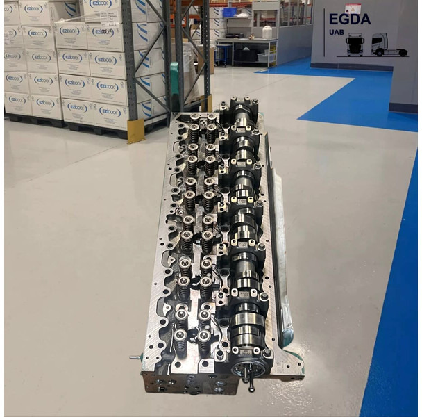 Volvo Cylinder head - Motor: 4 kép. Volvo Cylinder head - Motor: 4 kép.