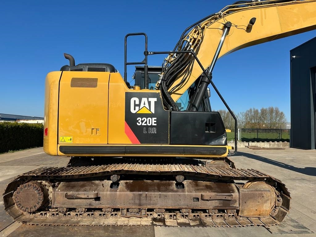 CAT 320 E - Lánctalpas kotró: 3 kép. CAT 320 E - Lánctalpas kotró: 3 kép.