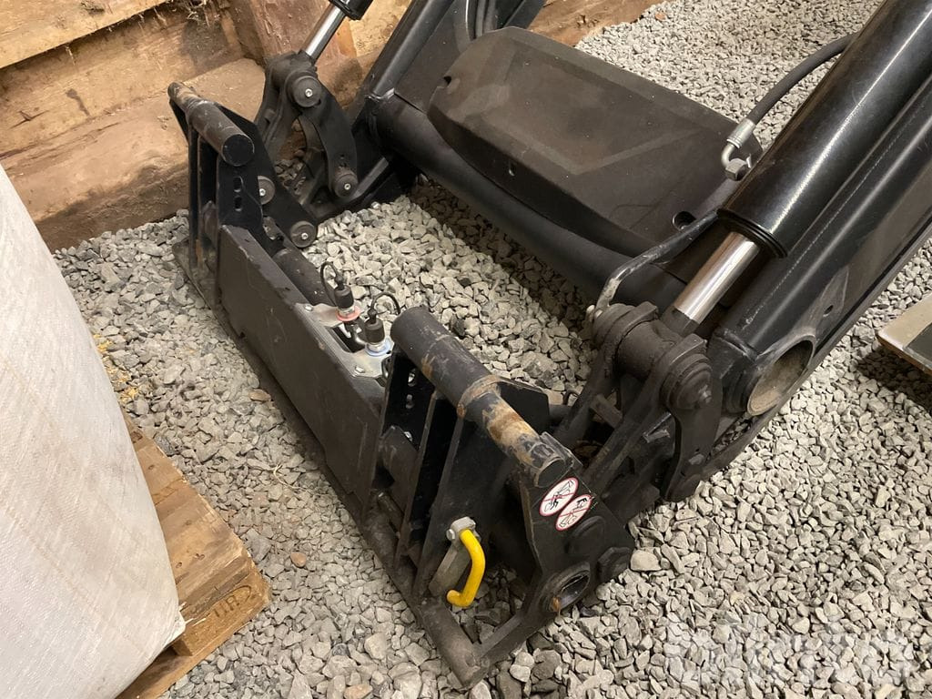 Ålö G4 - Homlokrakodó traktorhoz: 3 kép. Ålö G4 - Homlokrakodó traktorhoz: 3 kép.