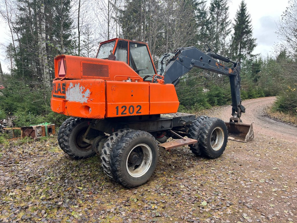 Atlas 1202 - Gumikerekes kotró: 5 kép. Atlas 1202 - Gumikerekes kotró: 5 kép.