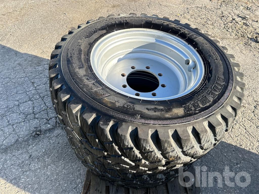 BKT IT 696 - 420/65 R24 - Komplett kerék: 4 kép. BKT IT 696 - 420/65 R24 - Komplett kerék: 4 kép.