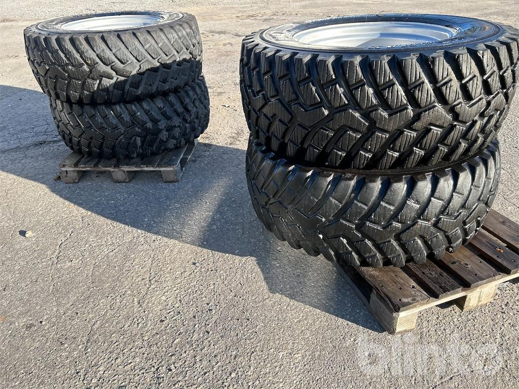 BKT IT 696 - 420/65 R24 - Komplett kerék: 2 kép. BKT IT 696 - 420/65 R24 - Komplett kerék: 2 kép.