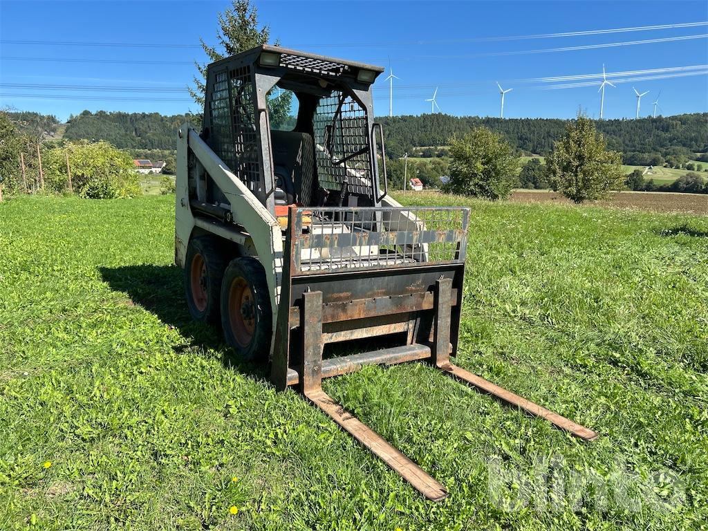 Bobcat 553 - Mini homlokrakodó: 2 kép. Bobcat 553 - Mini homlokrakodó: 2 kép.