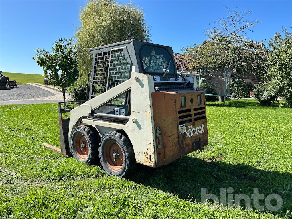 Bobcat 553 - Mini homlokrakodó: 3 kép. Bobcat 553 - Mini homlokrakodó: 3 kép.