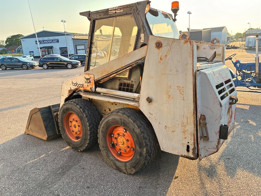 Bobcat 743 - Mini homlokrakodó: 3 kép. Bobcat 743 - Mini homlokrakodó: 3 kép.