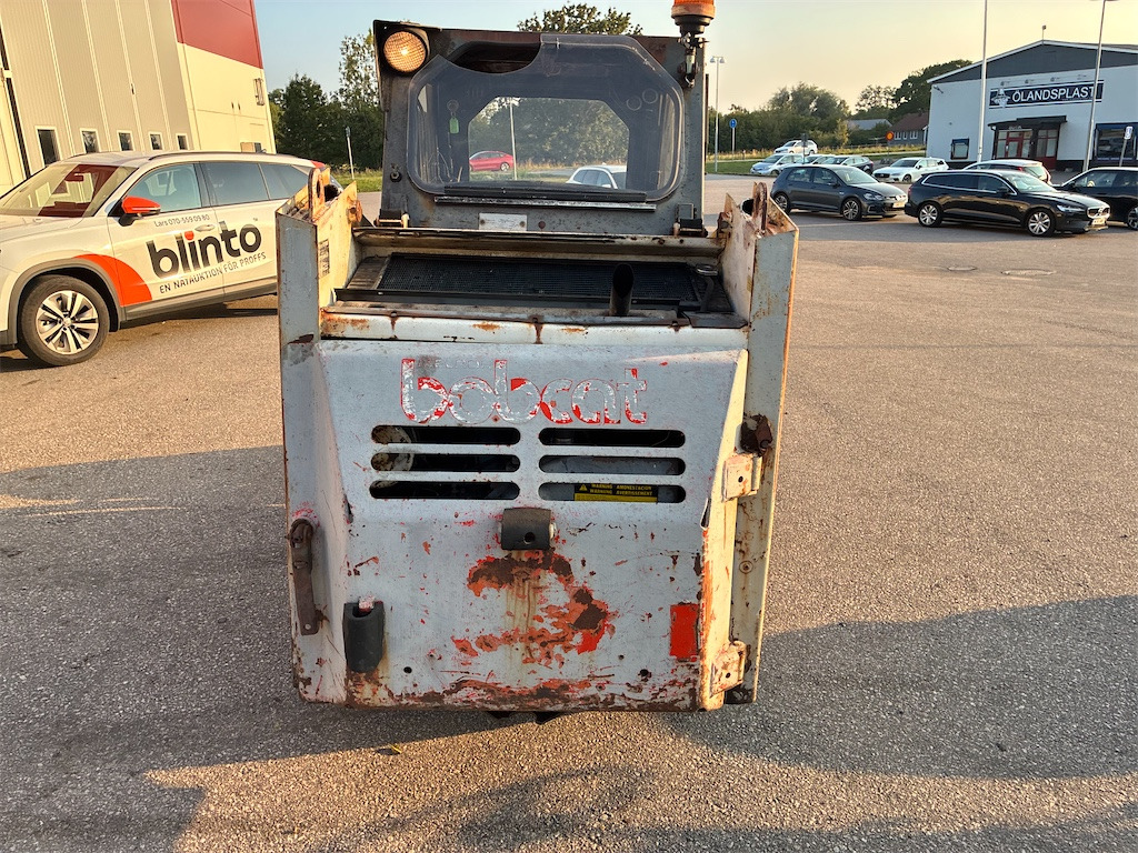 Bobcat 743 - Mini homlokrakodó: 4 kép. Bobcat 743 - Mini homlokrakodó: 4 kép.