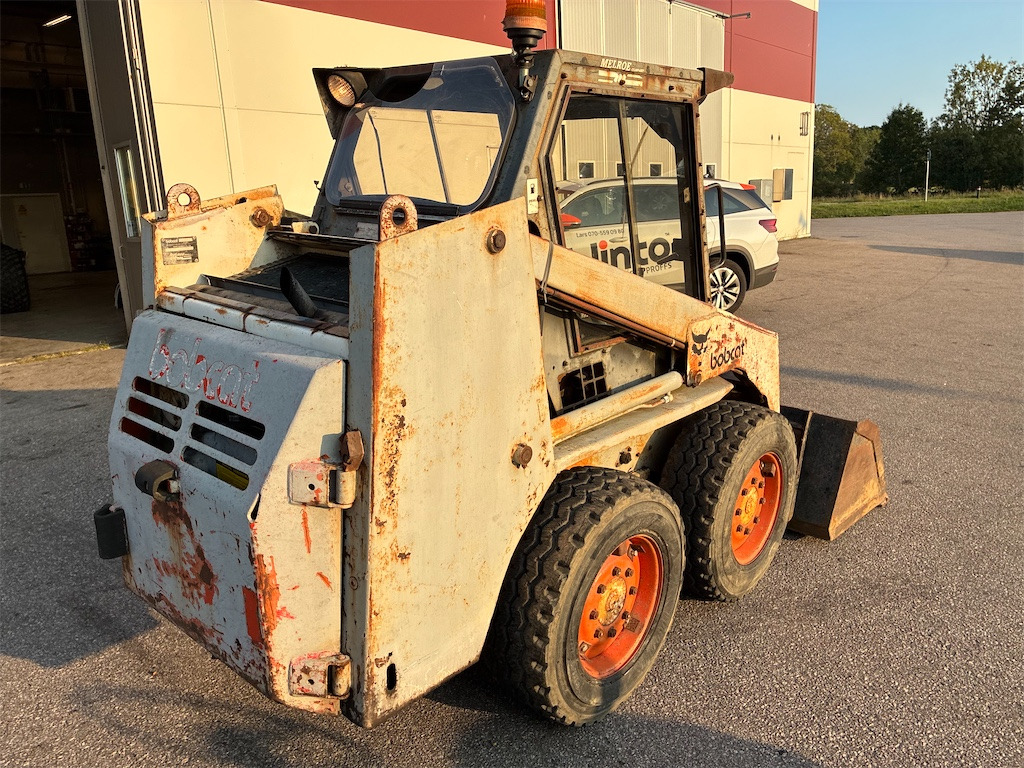 Bobcat 743 - Mini homlokrakodó: 5 kép. Bobcat 743 - Mini homlokrakodó: 5 kép.