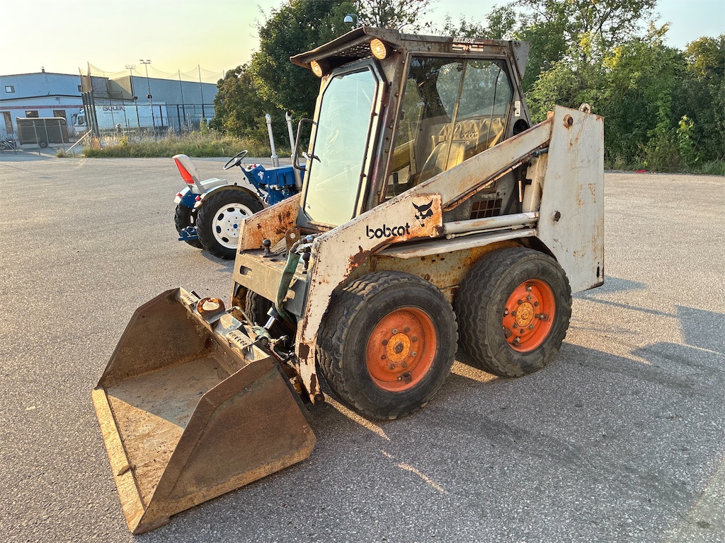 Bobcat 743 - Mini homlokrakodó: 1 kép. Bobcat 743 - Mini homlokrakodó: 1 kép.