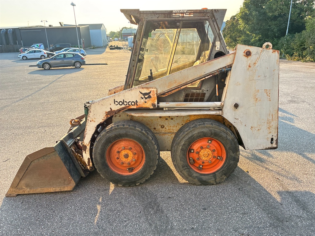 Bobcat 743 - Mini homlokrakodó: 2 kép. Bobcat 743 - Mini homlokrakodó: 2 kép.