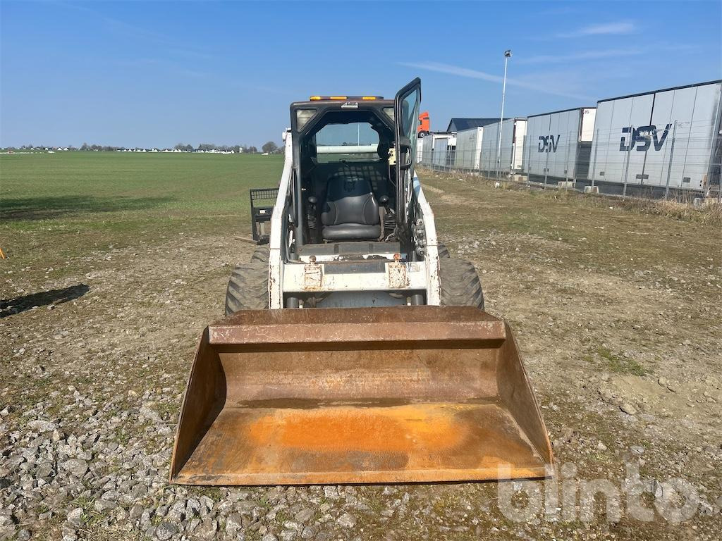 Bobcat S205 - 2 redskap - Mini homlokrakodó: 2 kép. Bobcat S205 - 2 redskap - Mini homlokrakodó: 2 kép.