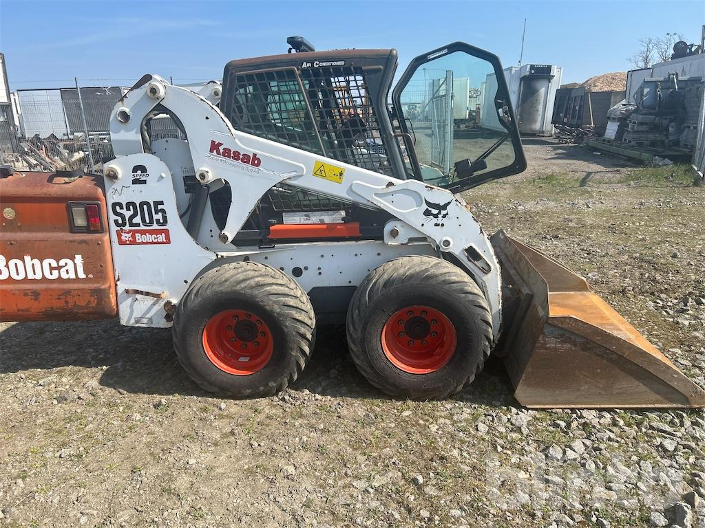 Bobcat S205 - 2 redskap - Mini homlokrakodó: 4 kép. Bobcat S205 - 2 redskap - Mini homlokrakodó: 4 kép.