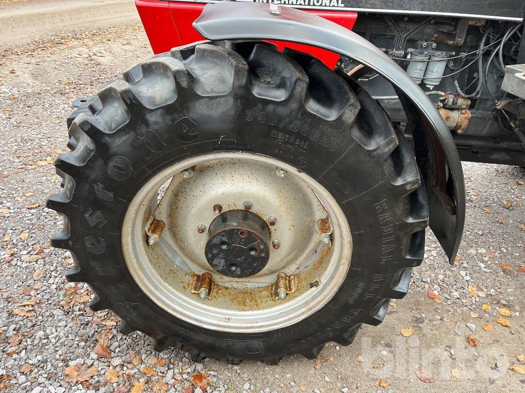 Traktor Case IH 1056 XL: 13 kép. Traktor Case IH 1056 XL: 13 kép.