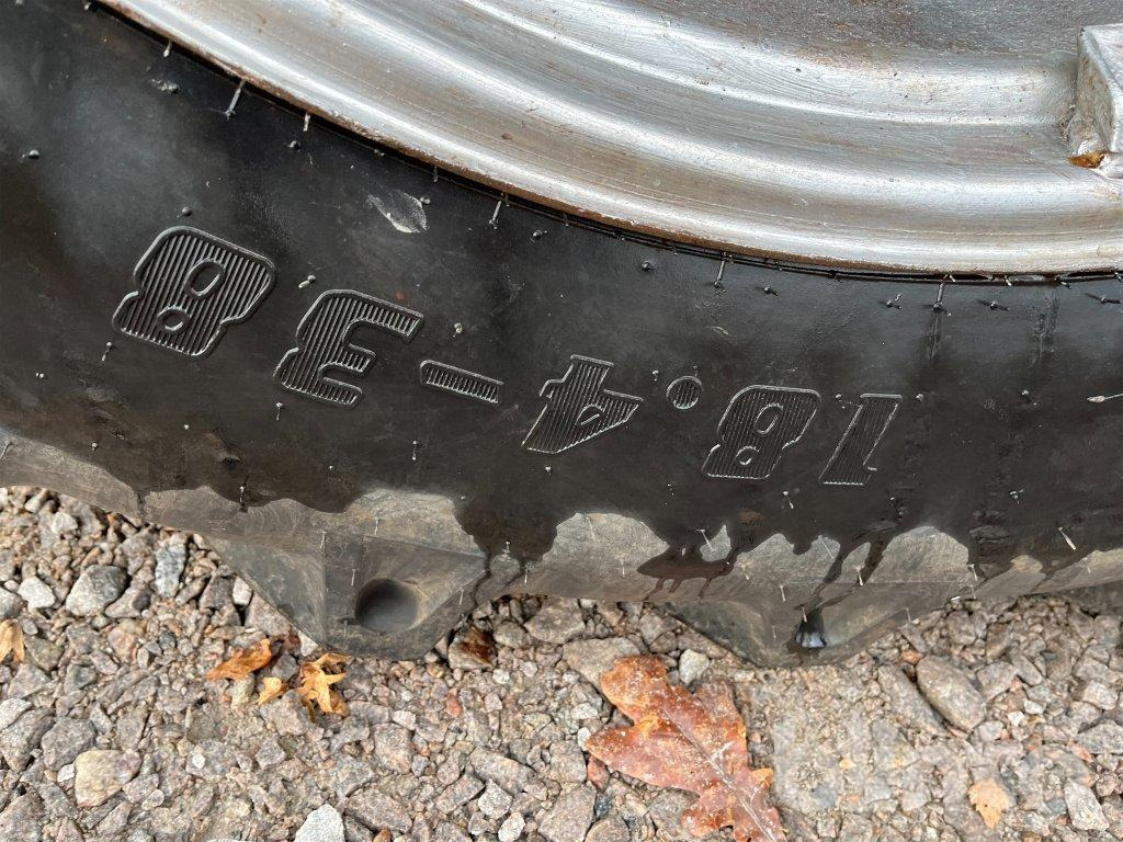 Traktor Case IH 1056 XL: 36 kép. Traktor Case IH 1056 XL: 36 kép.