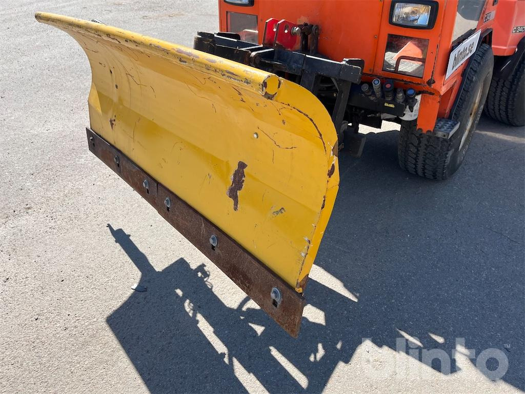 Traktor HOLDER C340 med sopvals, sandspridare och plog: 13 kép.