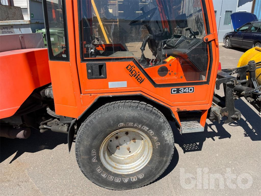 Traktor HOLDER C340 med sopvals, sandspridare och plog: 19 kép.