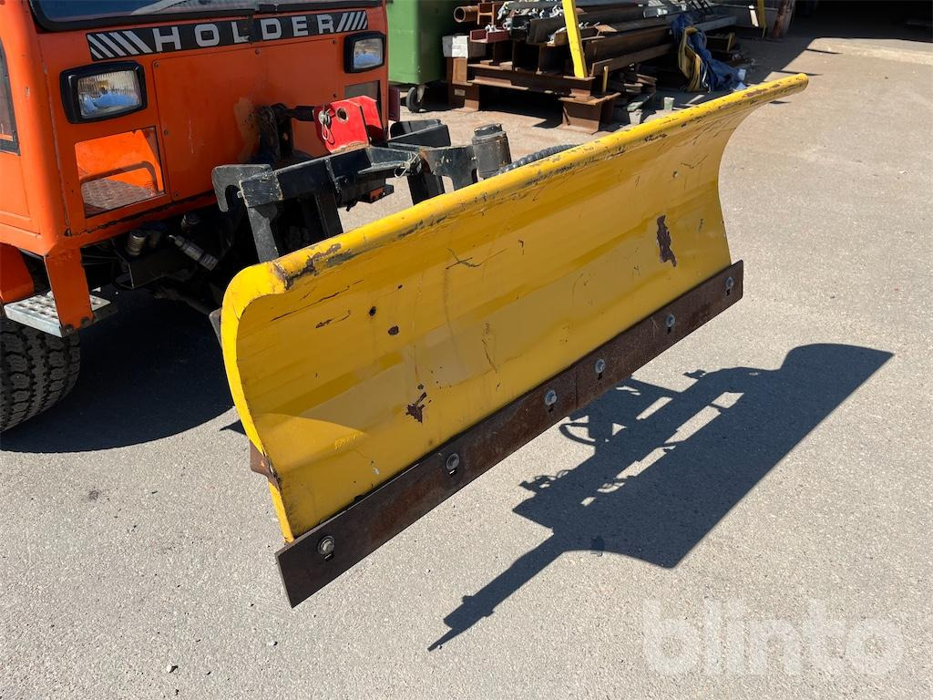 Traktor HOLDER C340 med sopvals, sandspridare och plog: 15 kép.