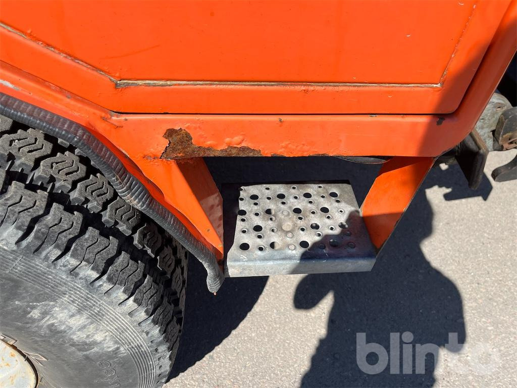 Traktor HOLDER C340 med sopvals, sandspridare och plog: 47 kép.