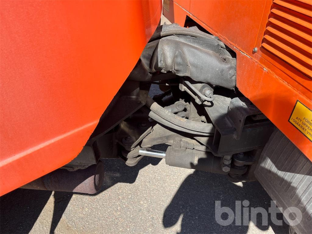 Traktor HOLDER C340 med sopvals, sandspridare och plog: 49 kép.