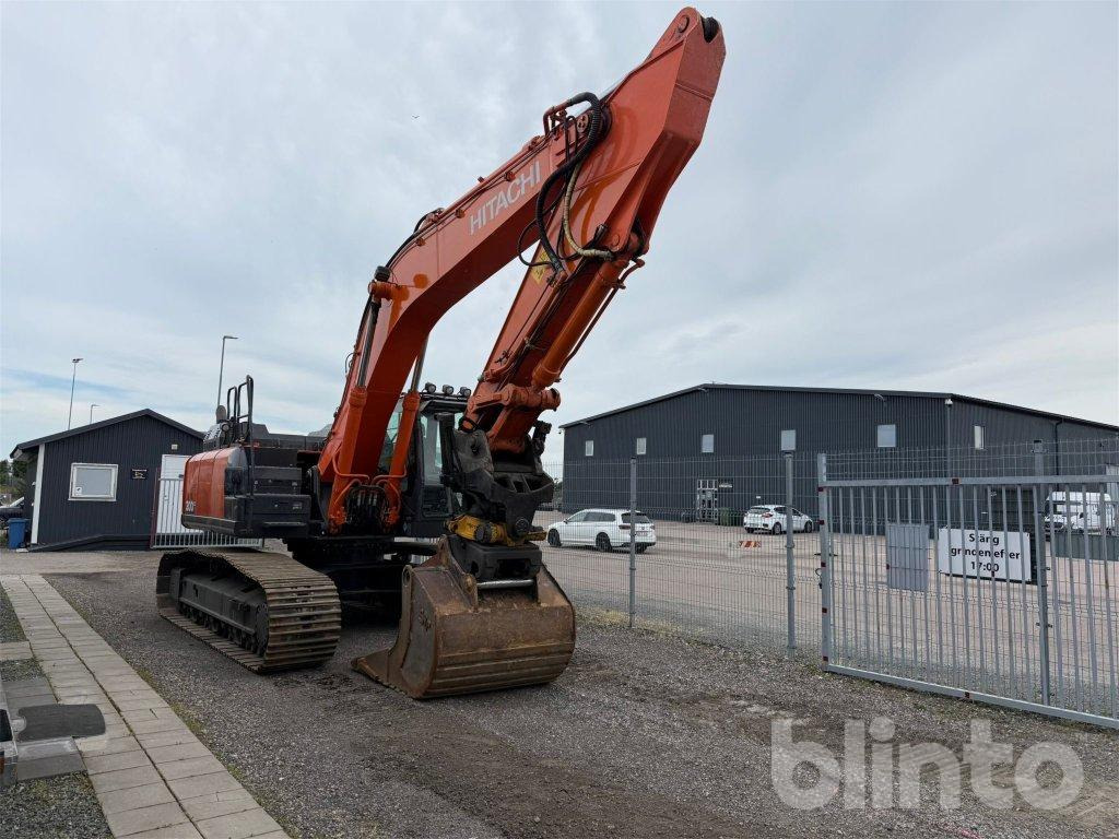 Hitachi ZX300LC-6 - Lánctalpas kotró: 2 kép. Hitachi ZX300LC-6 - Lánctalpas kotró: 2 kép.