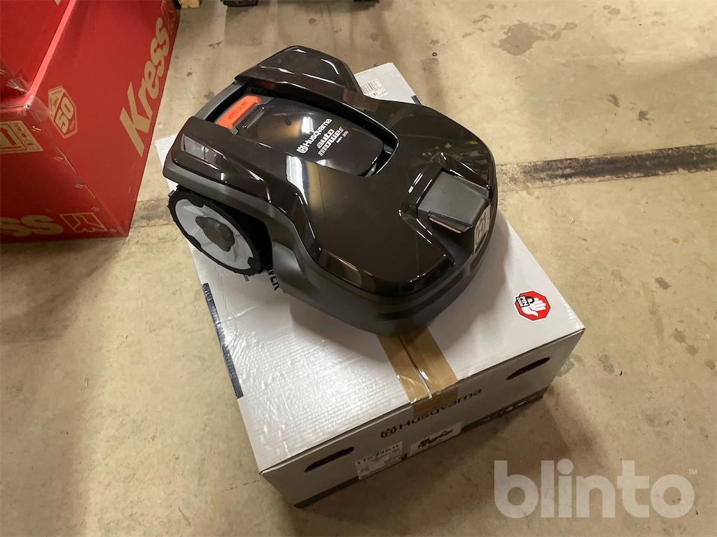 Husqvarna Automower 310 MARK II (2022) - Kerti fűkasza: 3 kép. Husqvarna Automower 310 MARK II (2022) - Kerti fűkasza: 3 kép.