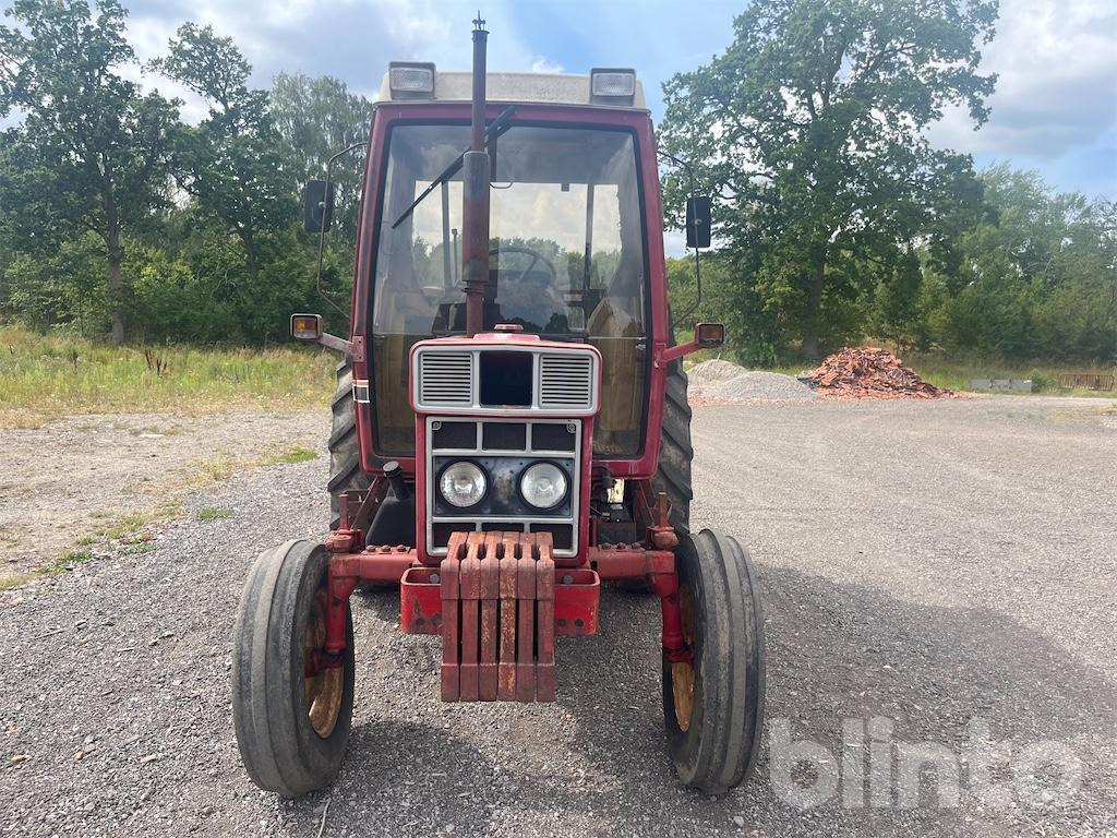 INTERNATIONAL 585 XL - Traktor: 2 kép. INTERNATIONAL 585 XL - Traktor: 2 kép.