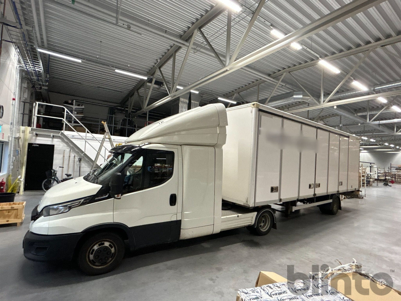 IVECO 40C18 BE - trailer - BE nyergesvontató, Félpótkocsi dobozos: 1 kép. IVECO 40C18 BE - trailer - BE nyergesvontató, Félpótkocsi dobozos: 1 kép.