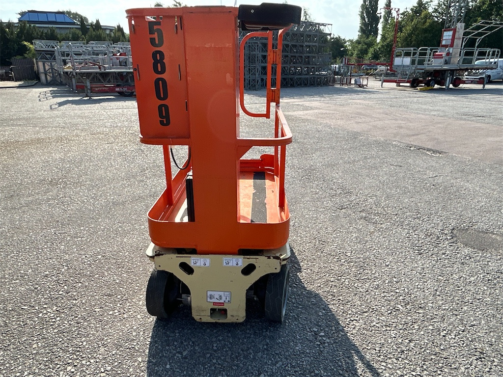JLG 1230 ES - Ollós emelő: 2 kép. JLG 1230 ES - Ollós emelő: 2 kép.
