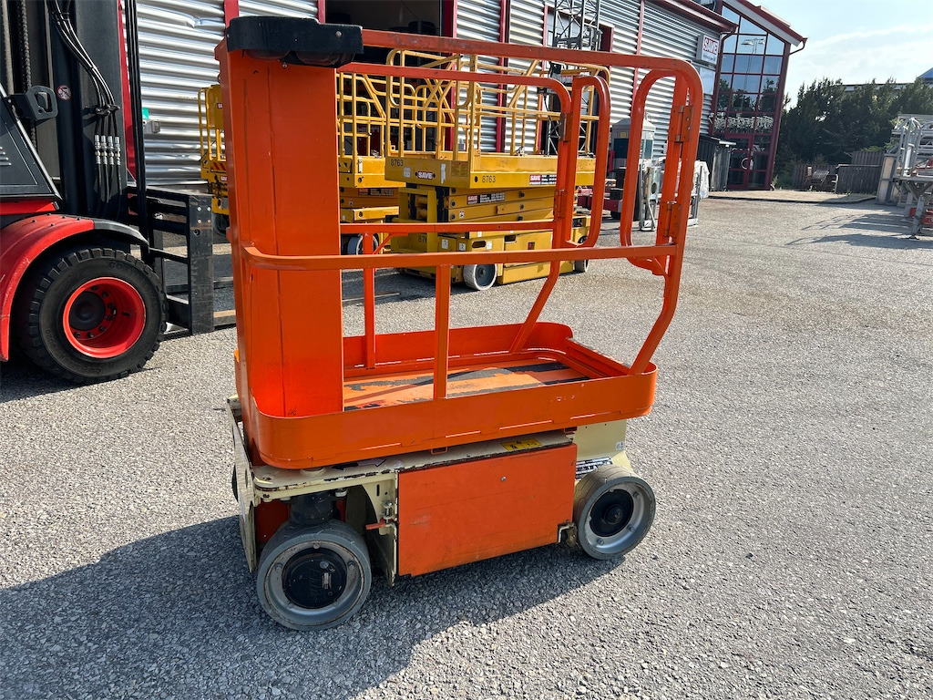 JLG 1230 ES - Ollós emelő: 1 kép. JLG 1230 ES - Ollós emelő: 1 kép.