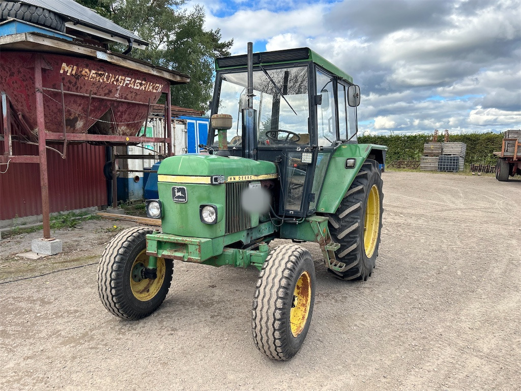 JOHN DEERE 2130 - Traktor: 2 kép. JOHN DEERE 2130 - Traktor: 2 kép.