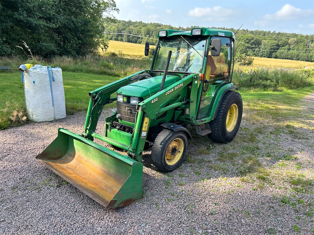JOHN DEERE 4410 med lastare och skopa - Kistraktor: 1 kép. JOHN DEERE 4410 med lastare och skopa - Kistraktor: 1 kép.