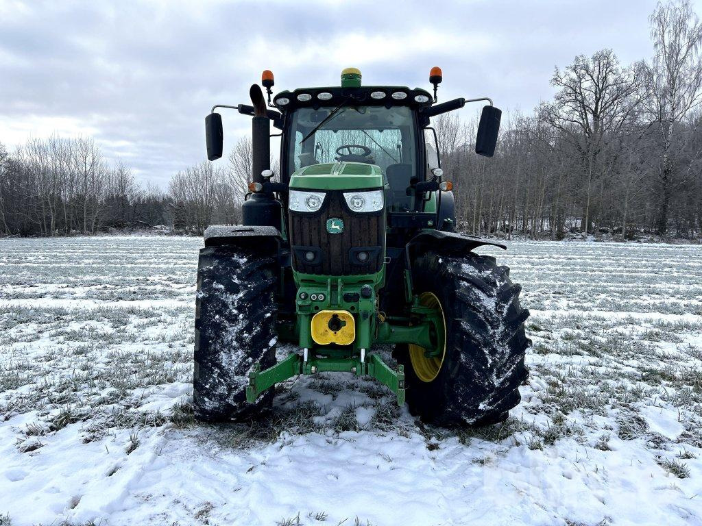 JOHN DEERE 6215R - Traktor: 2 kép. JOHN DEERE 6215R - Traktor: 2 kép.