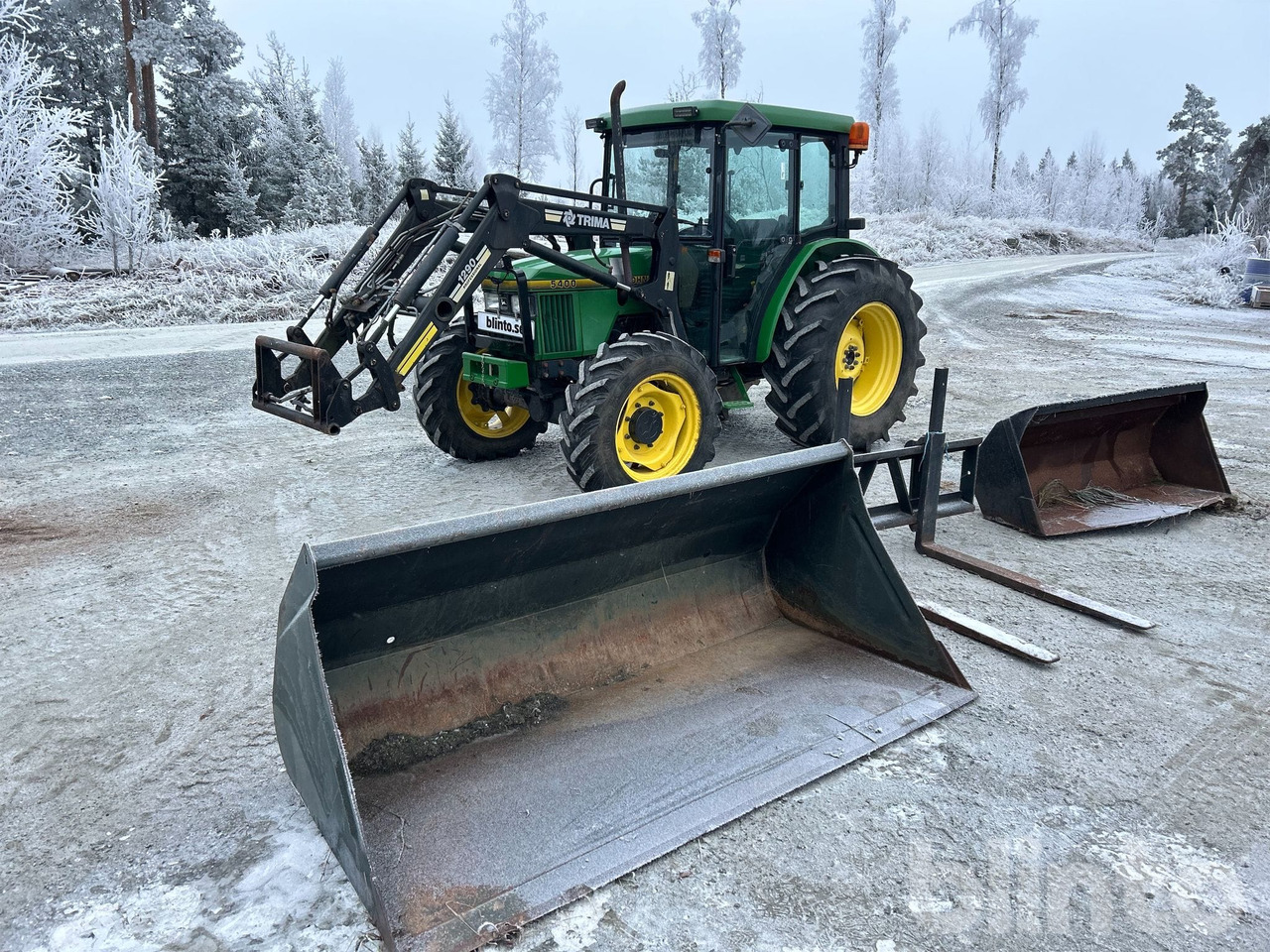 John Deere 5400 4WD med lastare och redskap - Traktor: 1 kép. John Deere 5400 4WD med lastare och redskap - Traktor: 1 kép.